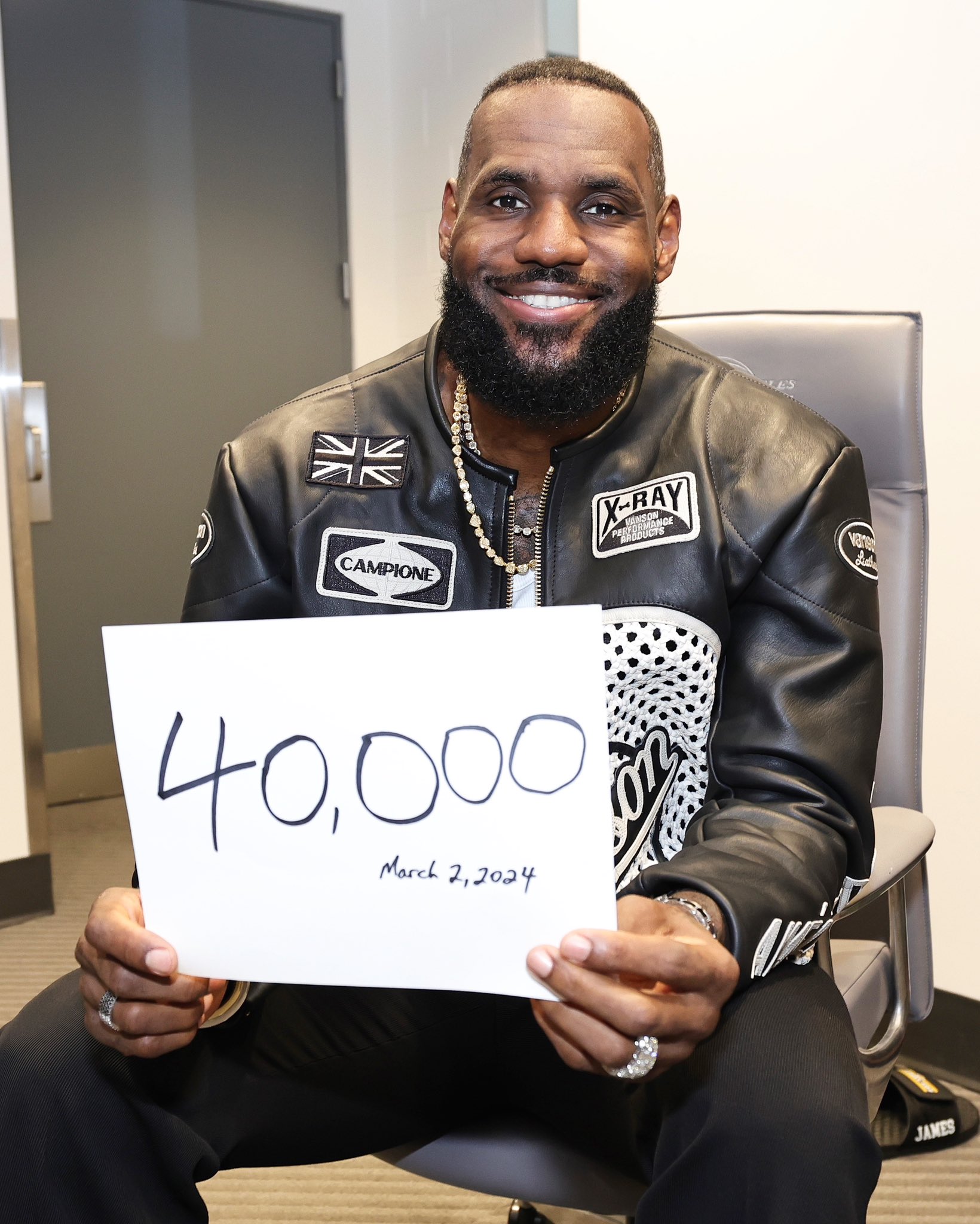 去年今日：詹姆斯生涯总得分突破40000分 NBA历史首人-24直播网