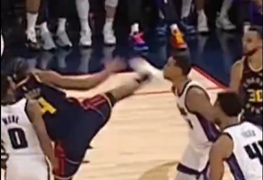 抬脚过高踢到了敌手下巴！NBA官方：穆迪这一行动被判1级恶犯