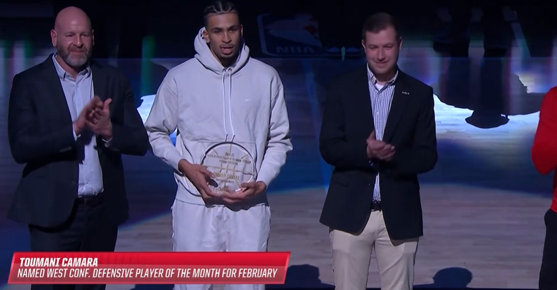 实至名归！NBA官方为卡马拉现场揭晓2月西部最佳防守球员奖项
