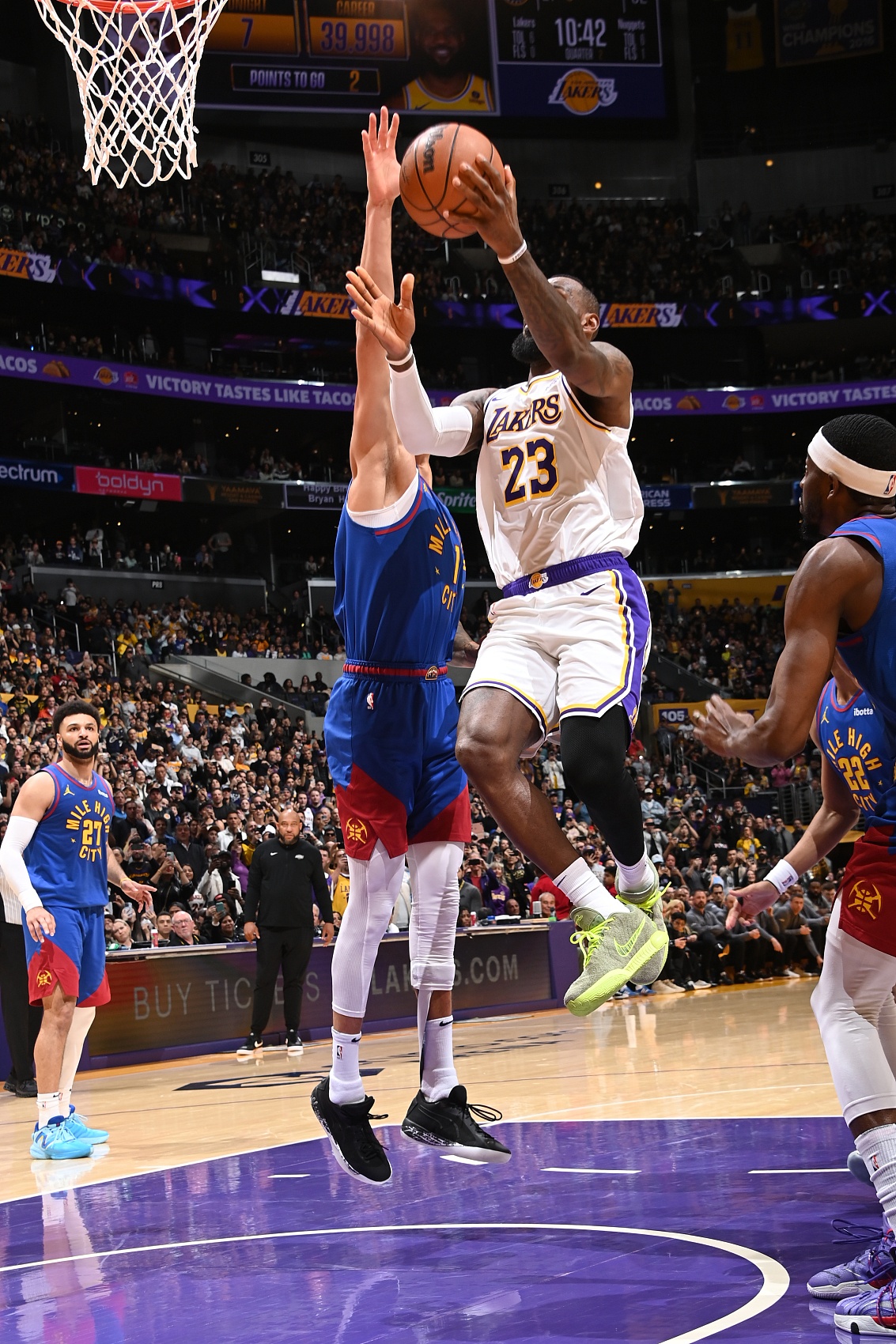 去年今日：詹姆斯生涯总得分突破40000分 NBA历史首人-24直播网