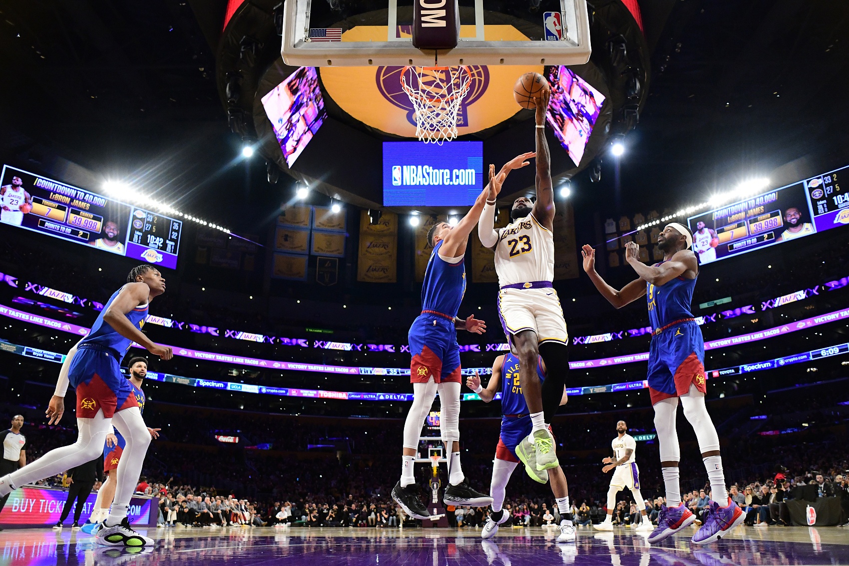 去年今日：詹姆斯生涯总得分突破40000分 NBA历史首人-24直播网