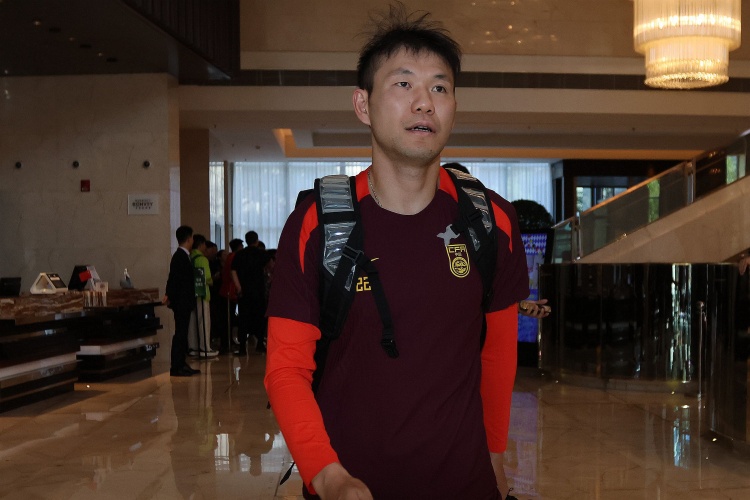李源一3次助攻位居助攻榜榜首，，，李璇：再看伊万讲话以为有种庞杂