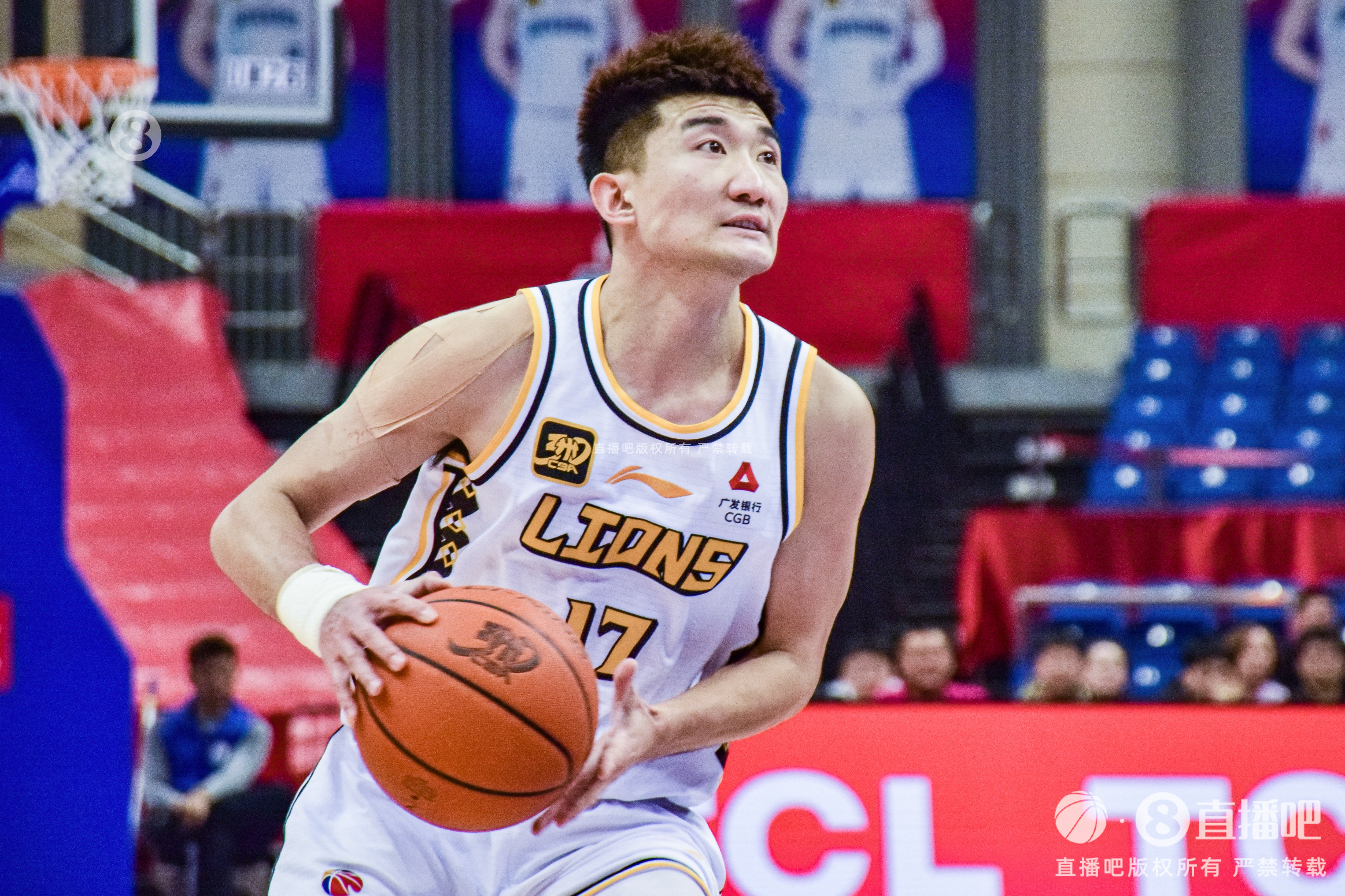 媒体人：孙铭徽体现会凭证医生的建议耐心静养 尽可能更快归队