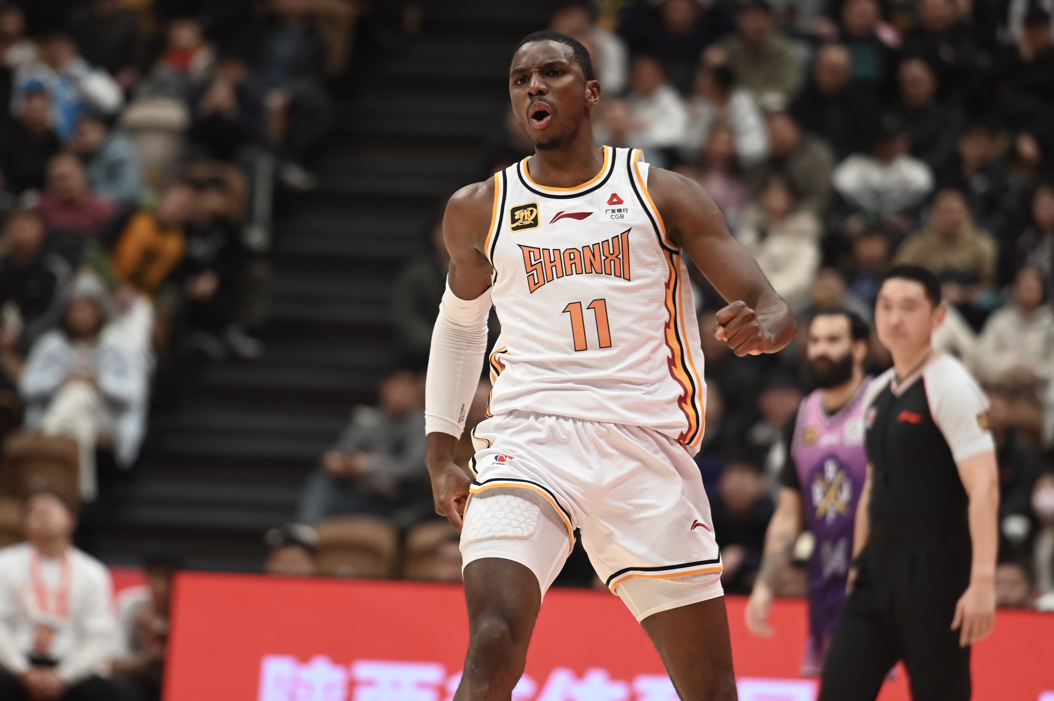 不睬想！迪亚洛23投9中拿到23分12板 三分7中1