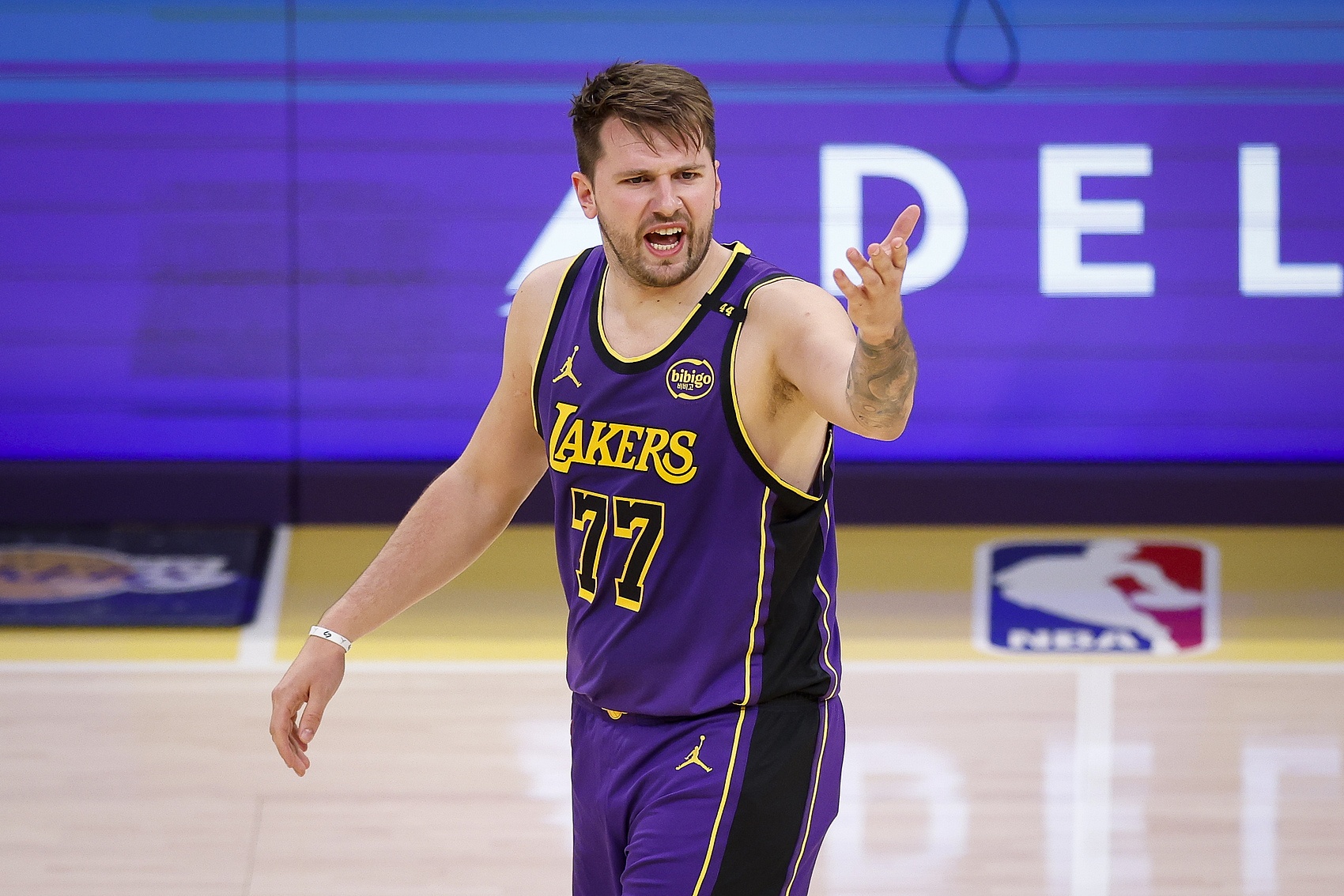 自带系统！东契奇首秀以来湖人每百回合脱手42.3次三分 同期第二